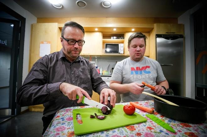 Uutispäällikkö Mikko Kallionpää ja toimittaja Matti Rinnekangas tekevät ensimmäisessä ruokaohjelmansa jaksossa mozzarellasalaatin. Kuva: Jaakko Elenius