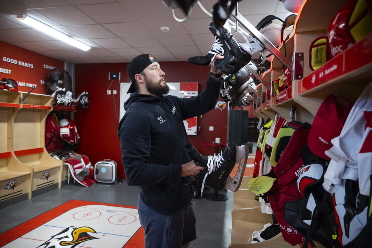 Puolustaja Miro Karjalainen on Sportin tulokkaita ja kuuluu liigajoukkueen kapteenistoon. Hänen tehtävänsä on katsoa, että pukukoppi jää kuntoon kaikkien poistuttua. Hän on myös joukkueen sakkovastaava.