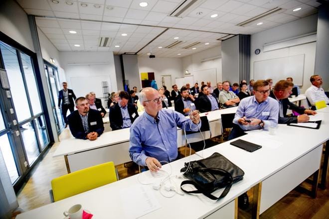 Selvitystyötä johtava Reijo Karhinen (edessä) kertoo, että isona osana selvitystä on kaikille avoin nettikysely. Lisäksi Seinäjoen kaltaisia tilaisuuksia järjestetään useita. Kuvat: jAAKKO ELENIUS