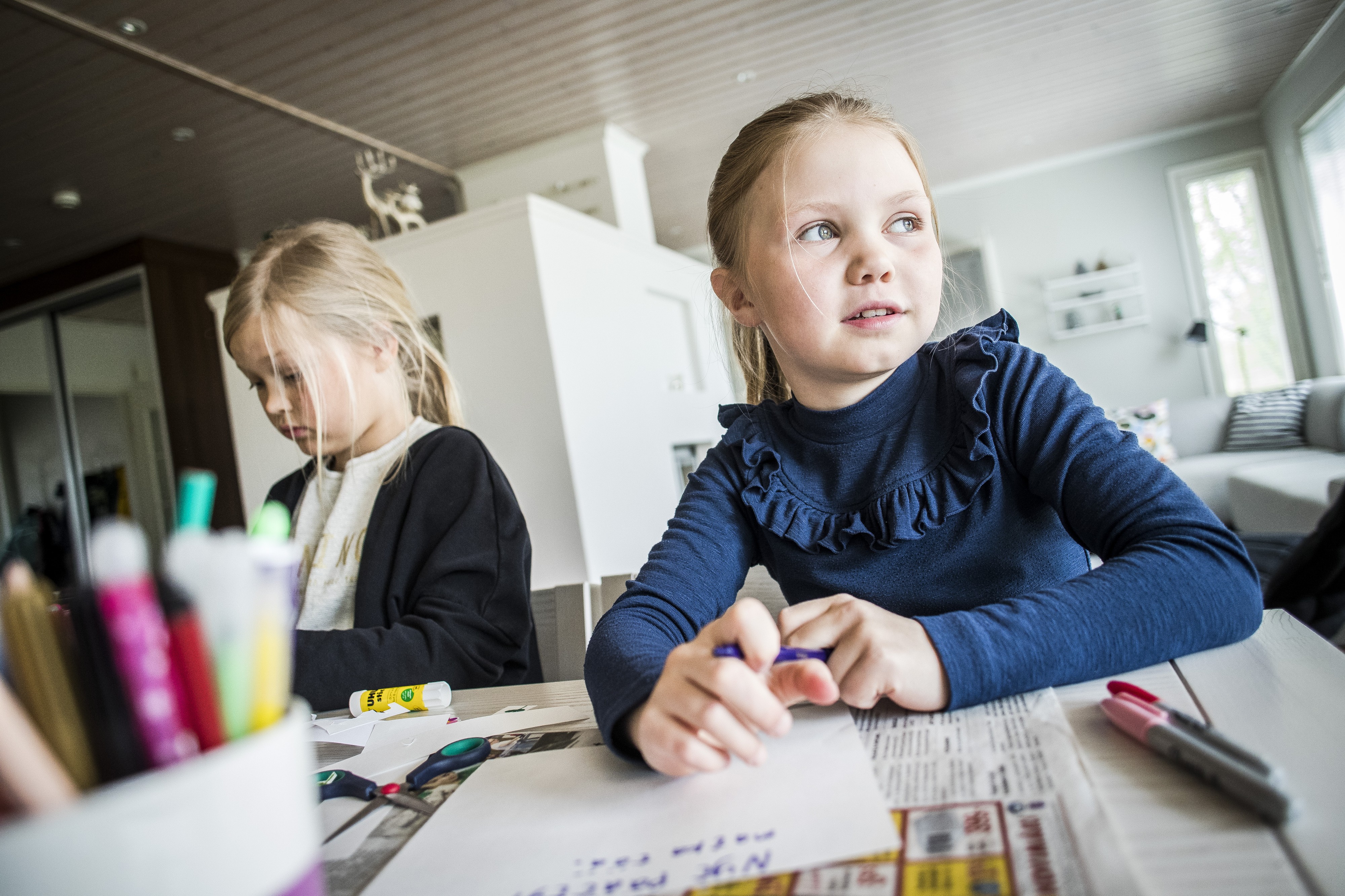 Kakkosluokkalainen Lilli Haataja miettii runoa ja Ilona Karhu leikkaa kukkia korttiin, jonka he antavat yhdessä Pauliina-opelle, joka siirtyy kesän jälkeen opettamaan toista luokkaa. "Meillä on tosi kiva ope", tytöt sanovat.