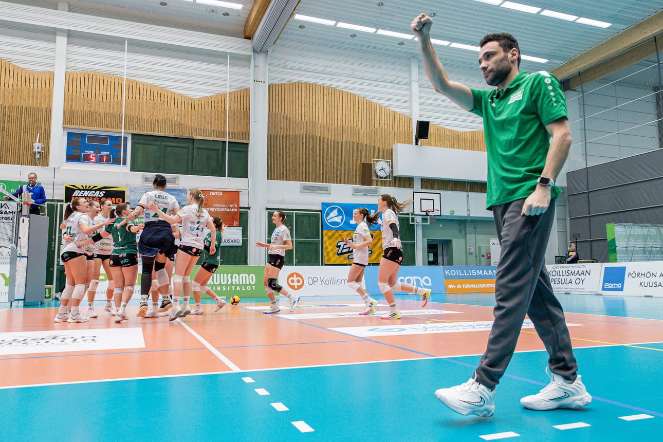Sveitsiin siirtyvä Pölkky Kuusamon nykyinen päävalmentaja Sotiris Gkotsis tuuletti kotijoukkueen voittoa ja pääsyä Mestaruusliigan välieriin 19. maaliskuuta.