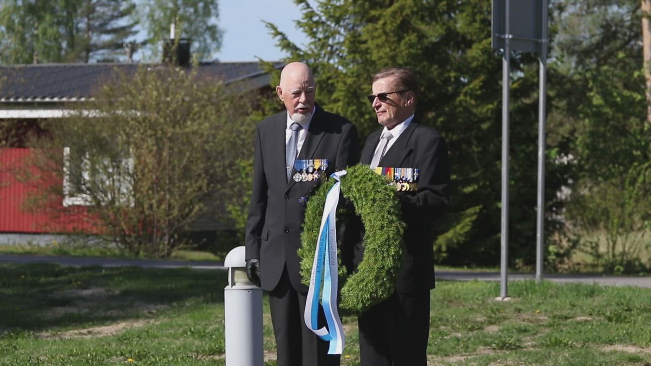 Tänään vietetään lippujuhlapäivää: seppele laskettiin veteraanimuistomerkille Kempeessä – katso video!
