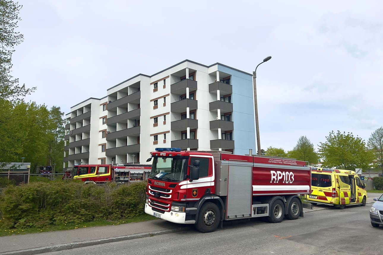 Palosaarentiellä Vaasassa syttyi tulipalo kerrostalon neljännen kerroksen huoneistossa.