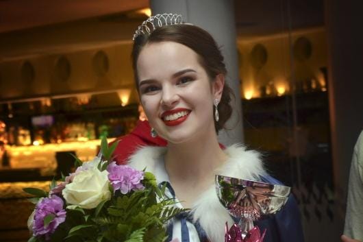 Luoma-aholla asuva Laura Aho on vastavalittu Miss Kraatterijärvi. Hänen vanhempansa ovat Minna ja Kosti Aho. KUVAT: MARKKU TURPELA