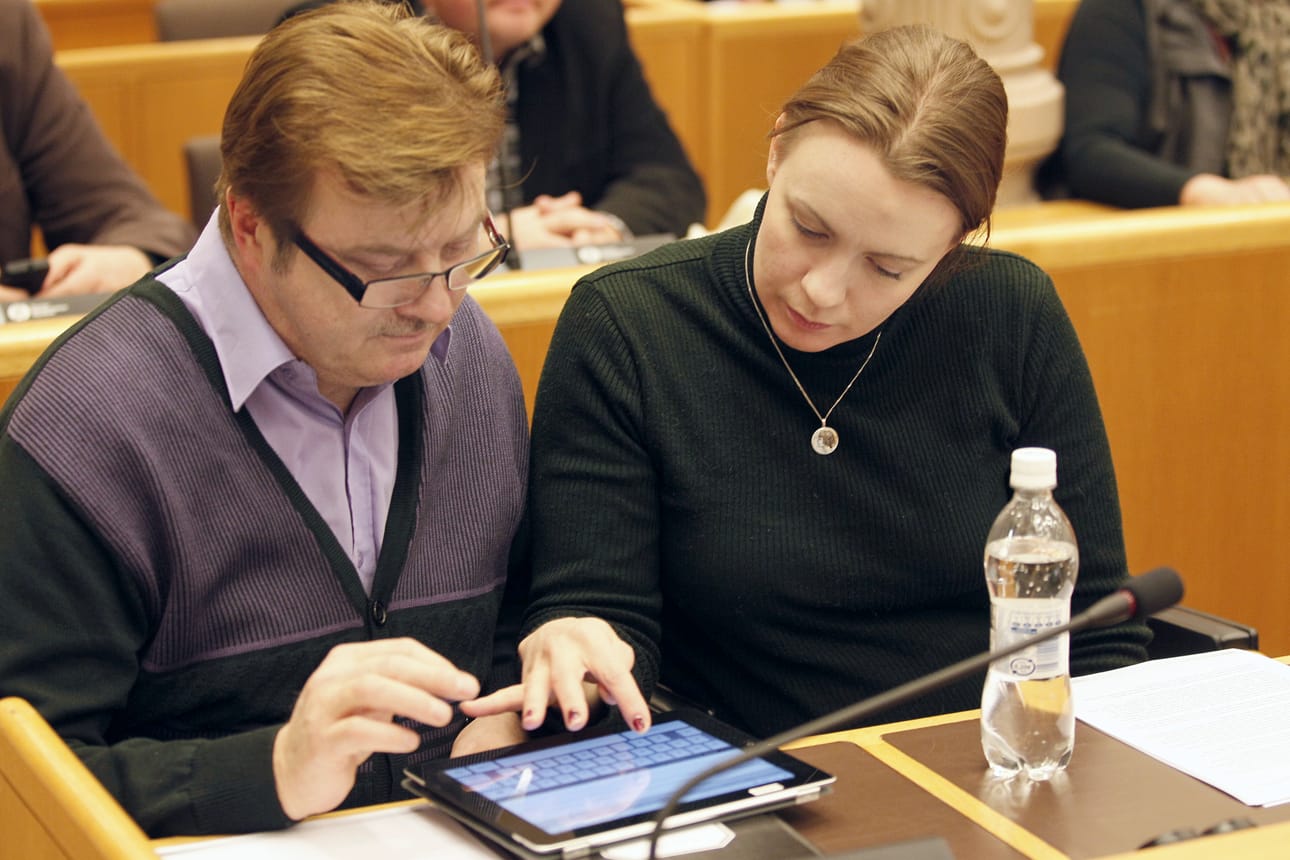 Vasemmistoliiton Rauno Hekkala ja Hilkka Haaga paneutuivat tablettitietokoneen käyttöön. Poliitikoilla oli mahdollisuus kommentoida suoraan valtuustosalin seinälle, mitä ajatuksia viiden eri alustajan esityksistä heille tuli mieleen.
