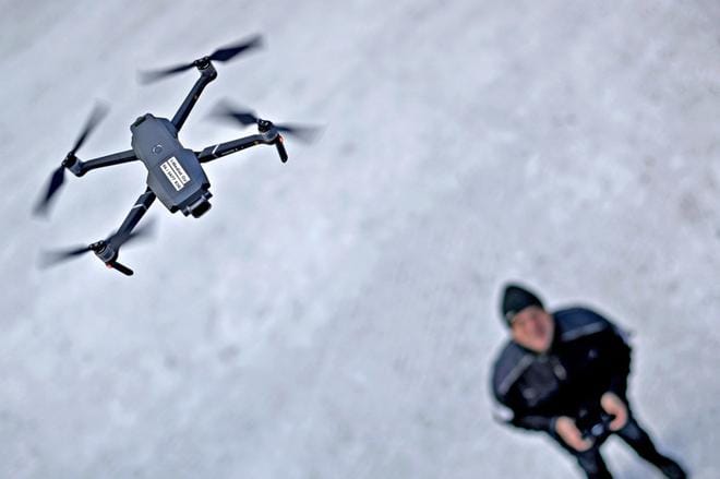 Jurvassa liikkeellä olleella poliisipartiolla sattui olemaan mukanaan drone. Kuvituskuva.