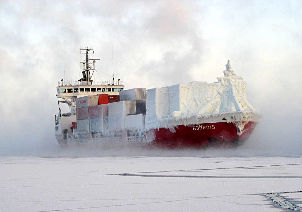 Ms Hjördis on tuttu näky talvisella Perämerellä, missä sen jääominaisuudet ja koneteho tulevat tarpeeseen. Vuonna 1996 Saksassa rakennettu Langh Ship -varustamon alus on yksi niistä, jotka voivat joutua myyntiin rikkidirektiivin tiukennuksen vuoksi.