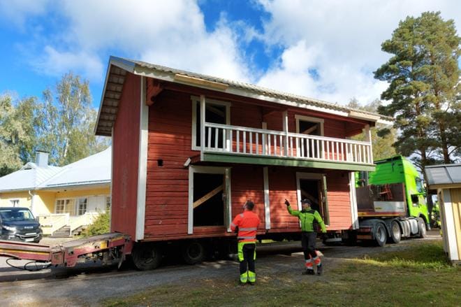Alajärven Nuorisoseuran pihassa ollut luhtiaitta lähtemässä matkalle. Aitta myytiin nuorisoseuran kassan kartuttamiseksi.