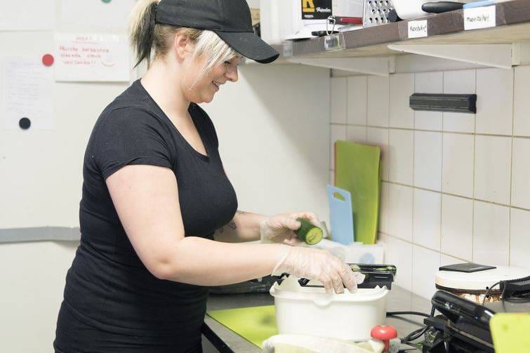 - On ihana nähdä, että täällä käy monenlaista ja ikäistä porukkaa. Täällä on hyvä meininki, joten ei kun rohkeasti testaamaan, kertoo Kalle’s Burgerin työntekijä Petra Ranta.