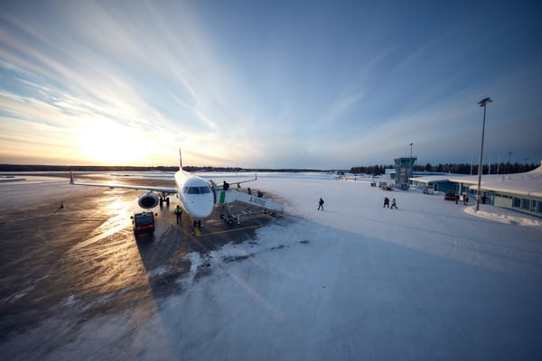 Kolme viikkoa kestävän remontin ajan Kuusamon matkustajat voivat tilapäisesti lentää Rovaniemen lentoaseman kautta. Finavia on järjestänyt Rovaniemen ja Kuusamon lentoasemien välille bussikuljetuksen.