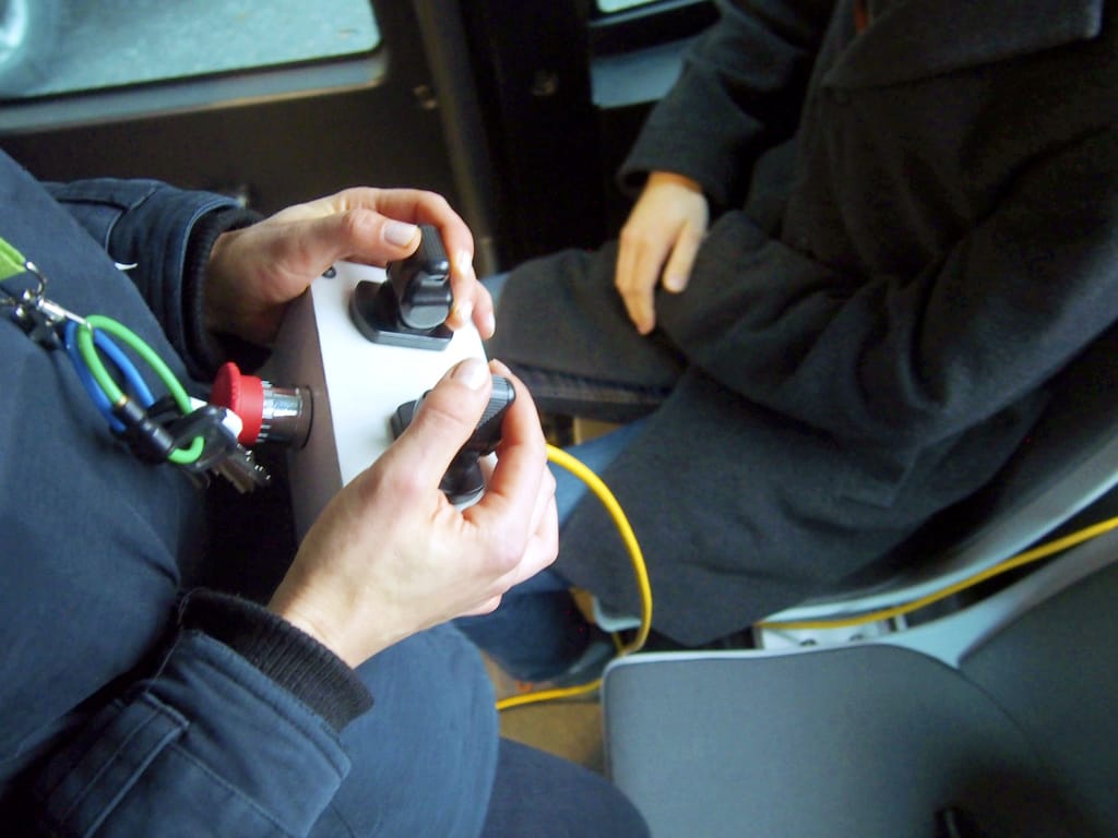 Saila Kinni vaihtaa linjurin käsiohjaukseen, kun edessä on ohitus. Yksi robobussi maksaa vielä noin 200000 euroa eli nykyisen dieselkäyttöisen linja-auton verran.