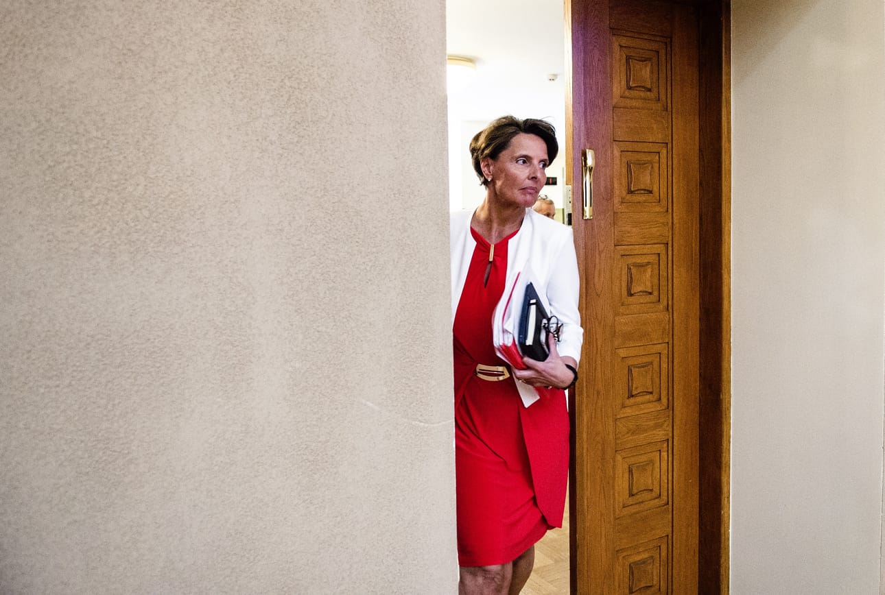 Liikenne- ja viestintäministeri Anne Berner (kesk.) esitteli viime viikolla liikenneverkkoselvityksen, jonka valmistelun hän kuitenkin keskeytti maanantaina. Arkistokuva.