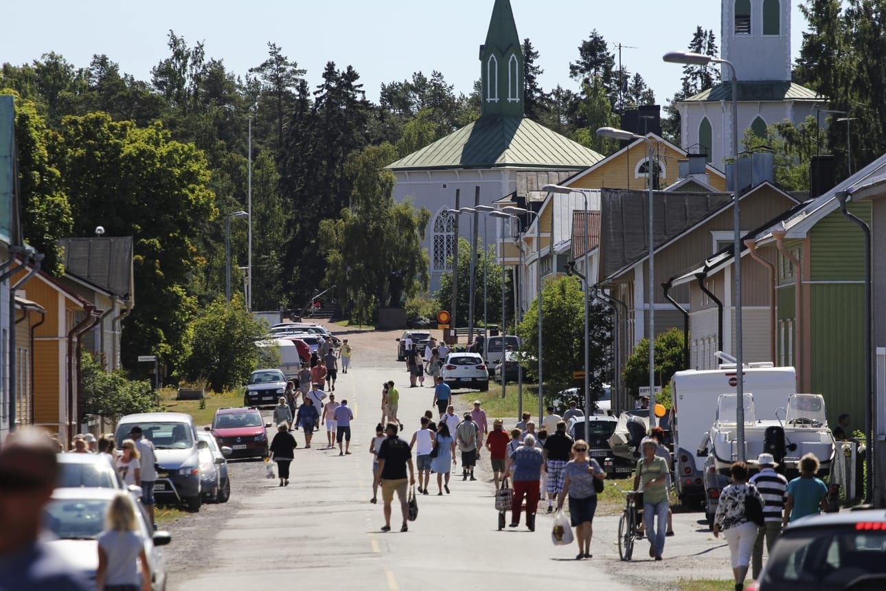 Reposaari on elävä ja omaleimainen puukaupunginosa merimaisemissa Porissa. Keskellä on norjalaistyylinen tunturikirkko.