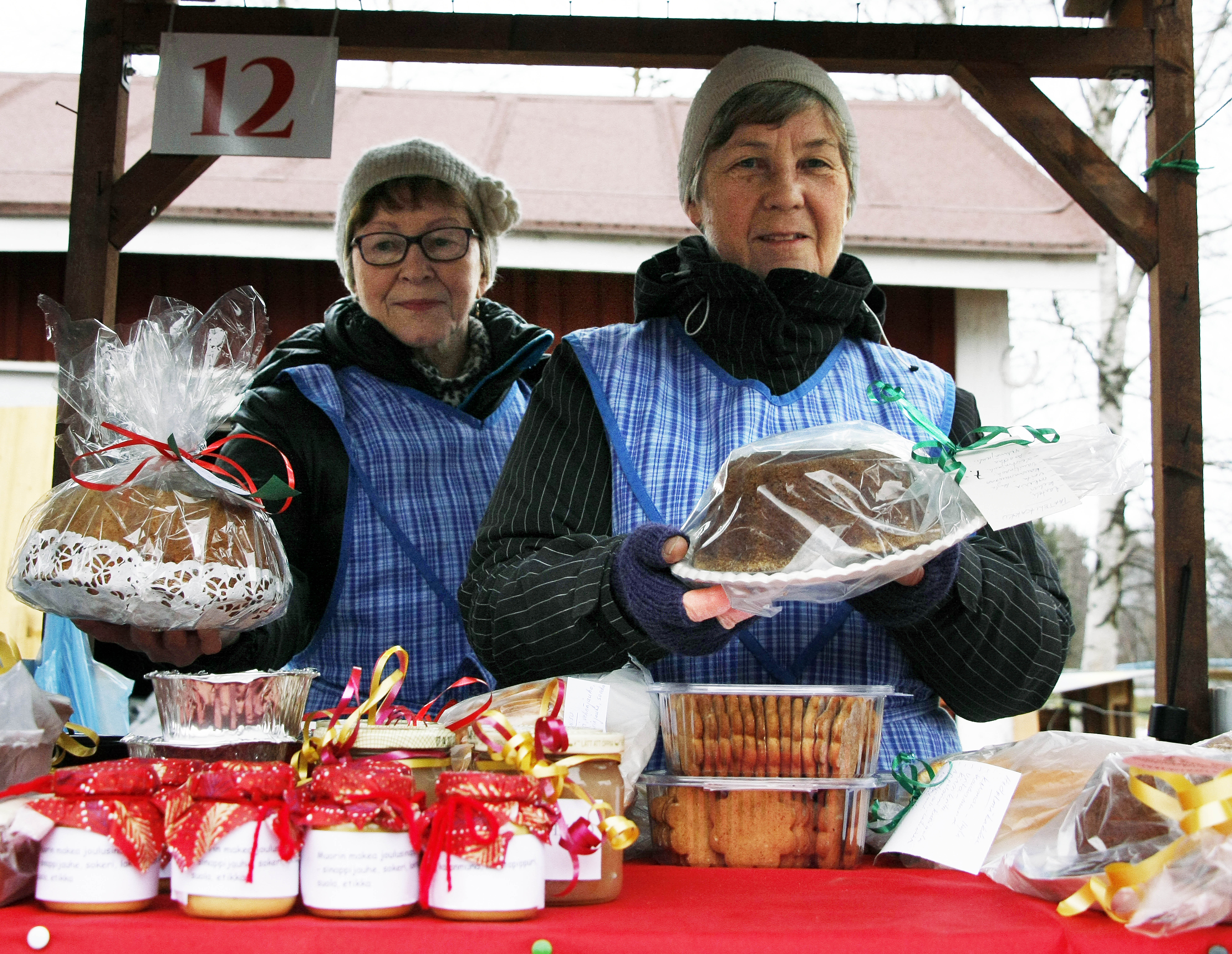 Lennokkaiden Marttojen Rauni Huhtalalta ja Sirpa Päätalolta eivät myyntituotteet loppuneet kesken.