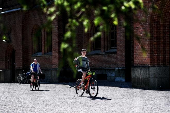 Jiri Avilan ja Sampo Alangon tempaus kantaa nimeä ”Who needs cars? (Kuka tarvitsee autoja?)”. He toivovat ihmisten pyöräilevän ja osallistuvan ilmastotalkoisiin. KUVAT: OUTI NEUVONEN