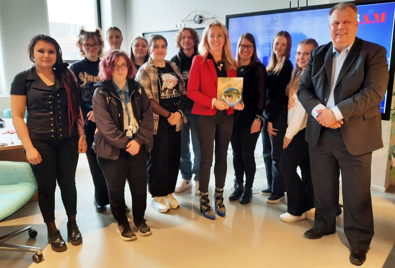 SAM:in toiminnanjohtaja Lena Grenat kertoi lukiolaisille yhdistyksen historiasta.