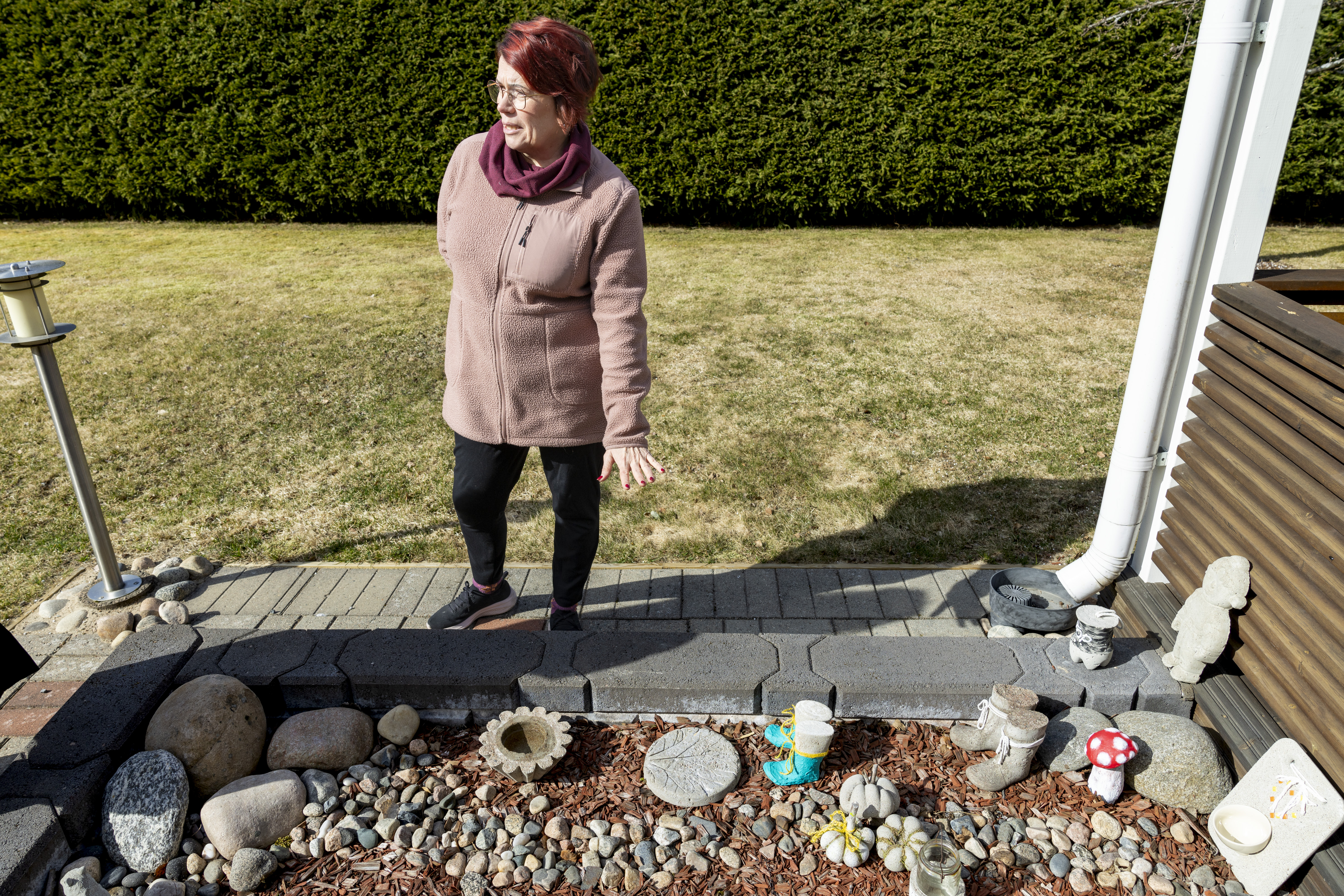 Haukiputaalainen Päivi Kiviniemi-Kaikkonen koristelee pihaansa betonilla