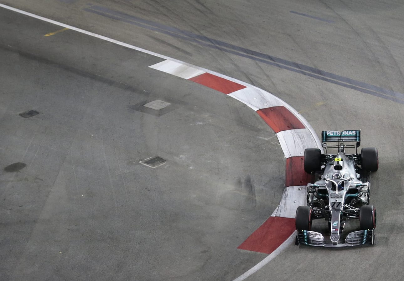 Mercedeksen Valtteri Bottas ajoi viidenteen lähtöruutuun Singaporen aika-ajoissa.