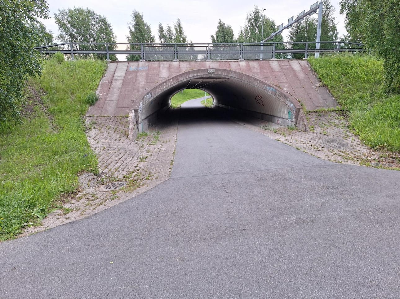 Pyörällä liikkunut puukottaja iski Joutsentien ja Kainuuntien risteyksen lähellä.