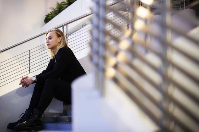 – Yleisön aistii näyttämölle todella hyvin. Ja antoisaa on, jos aivan eturivissäkin on ihmisiä, ja pääsee näyttelemään lähikuvaa heille, Niklas Rautén sanoo. KUVA: JARNO PELLINEN