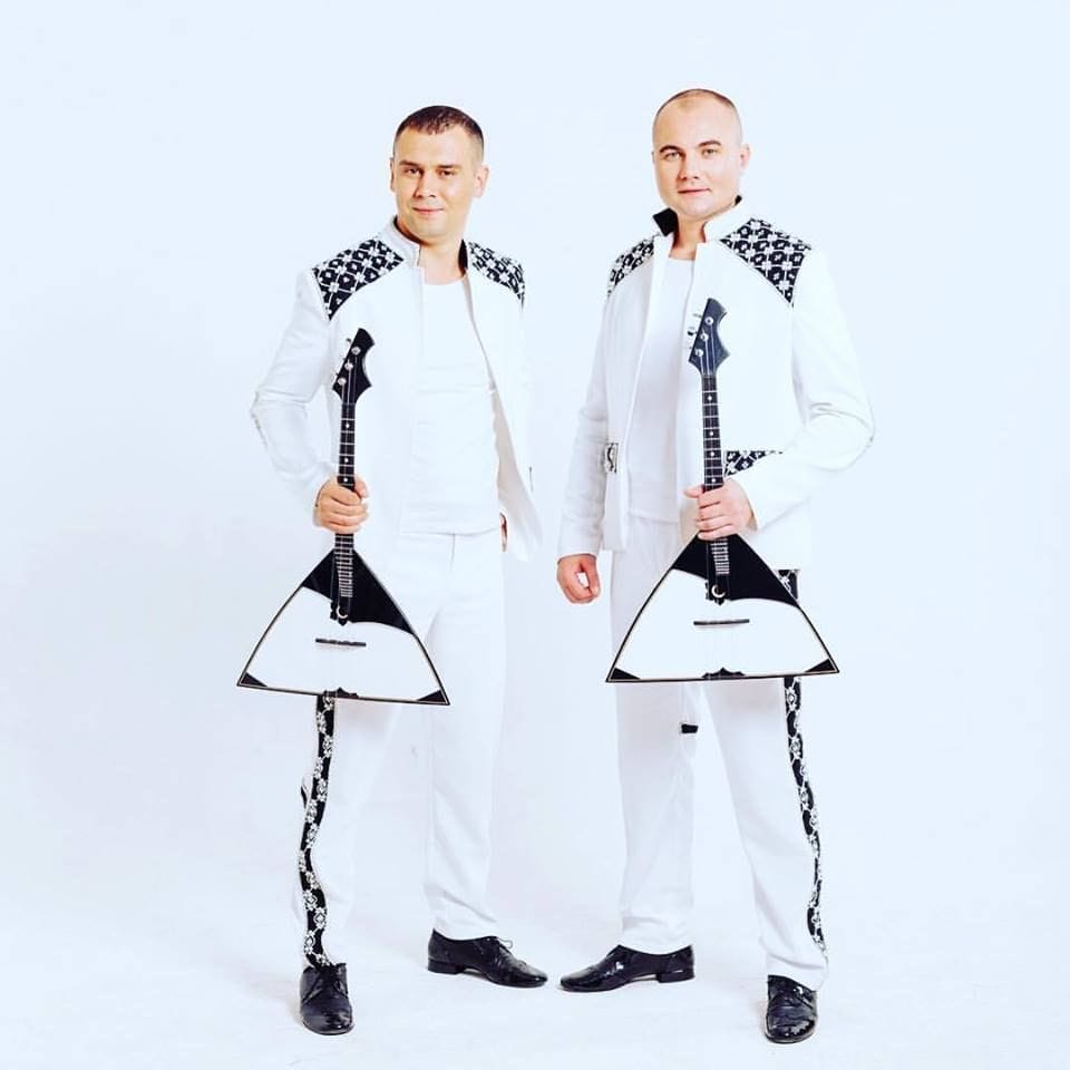 Balalaika MIXissä soittavat, tanssivat ja laulavat Anton Kabunin ja Igor Obrjadin.