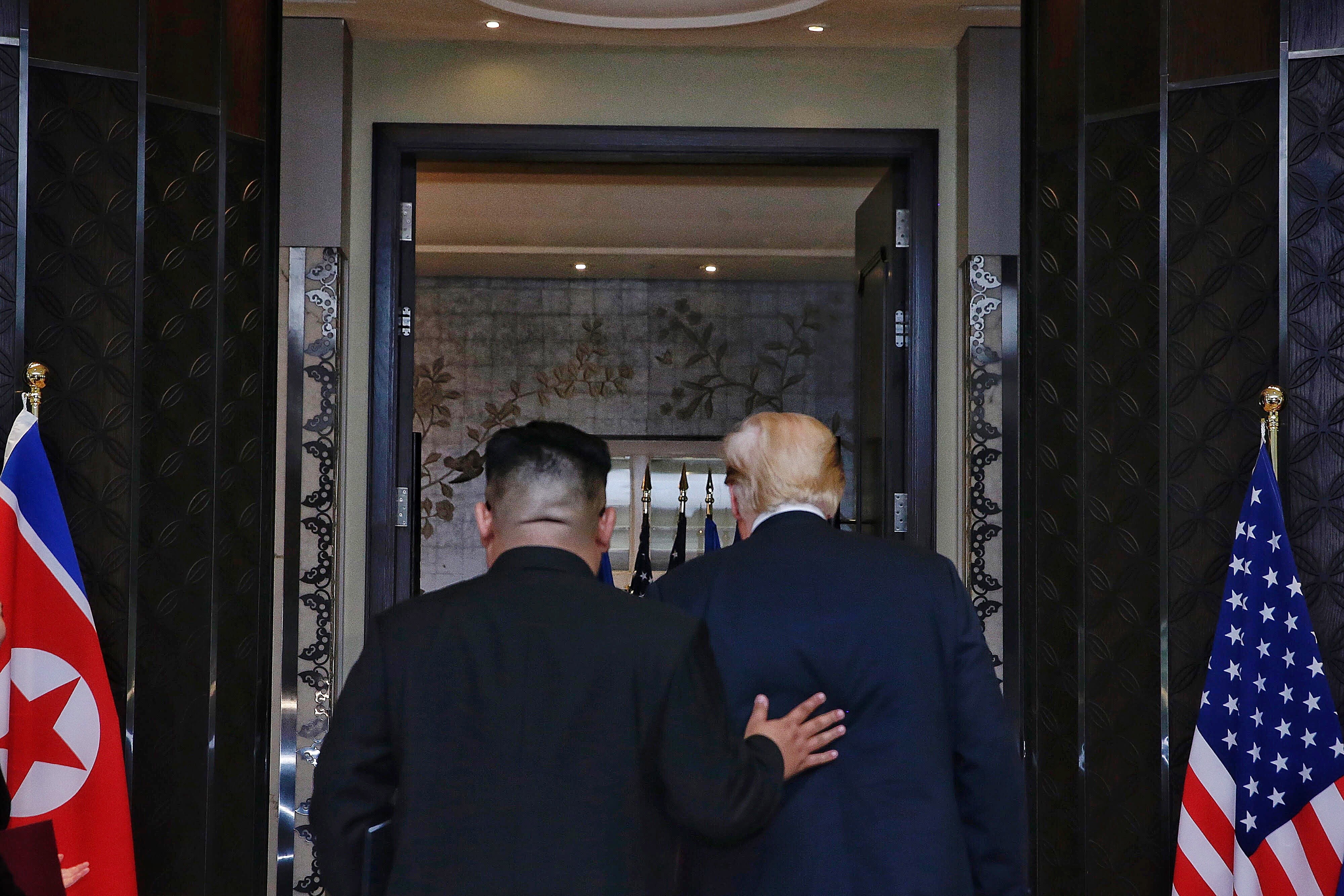 Kim Jong-un tarttui Trumpin selkään kaksikon poistuessa paikalta sen jälkeen, kun he olivat allekirjoittaneet yhteisen lausuman.
