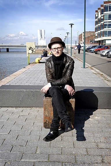 Helsinkiläistynyt raahelainen on ostanut kaupunkiasunnon, mutta on pedannut elämänsä niin, että saa viettää osan vuodesta Inkoon saaristossa kesäpaikassaan. Onnen pekka. "No, sanos muuta. En melkein kehtaa ääneen sanoa, miten onnekas olen."
