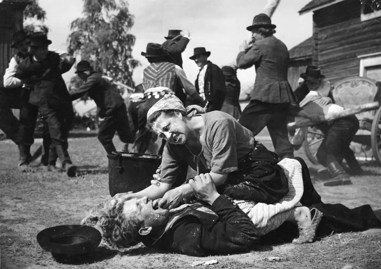 Härmästä poikia kymmenen -elokuvassa emäntä syöttää häjylle piimää. Elokuva on vuodelta 1950.