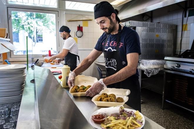 Pietarsaarelaisessa Arabia Center -ravintolassa käy hyvin asiakkaita, vaikka ravintola ei sijaitsekaan keskustan liikekortteleissa. Bashar tekee taustalla pizzaa samalla, kun Mohammed viimeistelee falafel- ja shawarma-annoksia. KUVA: CLAS-OLAV SLOTTE