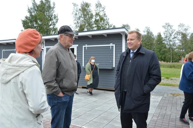 Puolustusministeri Antti Kaikkonen (oik.) tapasi kauhavalaisia torilla vierailtuaan kentällä ilmavoimien harjoituksissa. Kuva: Outi Rantala