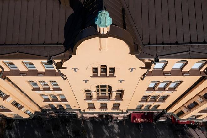 Vaasassa on useita vanhoja, kauniita rakennuksia eri tyylikausilta. Osa on julkisessa käytössä, osa on yksityisinä asuin- ja liiketaloina. Kuva: Jarno Pellinen