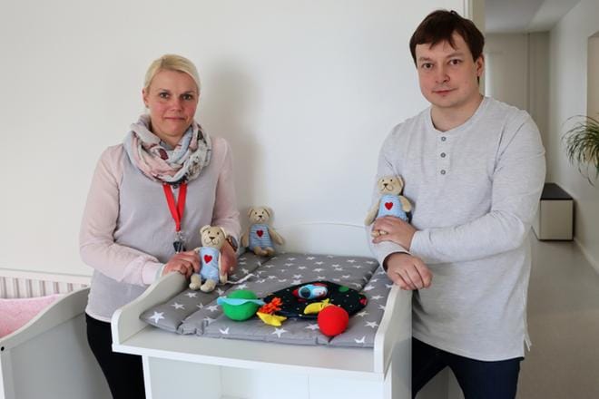 Minna Liikala ja Kristian Granat kertovat kodin olevan valmiina asiakkaita vastaan ottamaan. KUVA: EEVA-LIISA KULJU