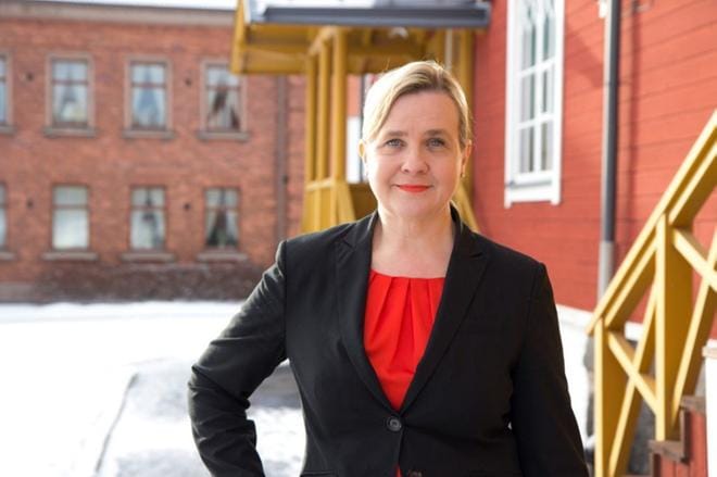 Annastiina Mäki väittelee johtajuudesta Vaasan yliopistossa. Varsinkin keskijohto joutuu luovimaan ristiriitaisten vaatimusten aallokossa. KUVA: VAASAN YLIOPISTO