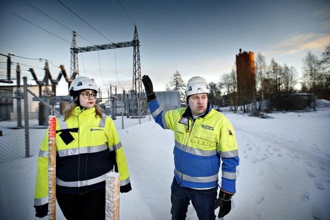 Myllykosken sähköasema vanhan vesitornin kupeessa saneerataan. Projektipäällikkö Marja Lotta Vessari ja liiketoimintajohtaja Martti Ijäs kertovat urakasta. KUVAT: TOMI KOSONEN
