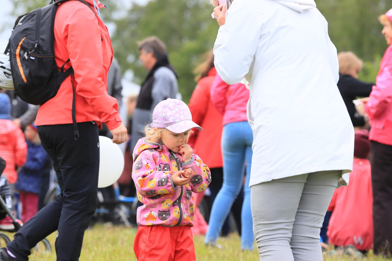 Mila Konoselle maistui ilmainen tarjoilu.