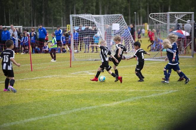 Jättitapahtuma Wasa Footballcup tuo kaupungin pelikentille yli 4500 nuorta pelaajaa. Tapahtuman odotetuin ja jännitetyin päivä koittaa huomenna sunnuntaina. Edessä ovat loppupelit. KUVA: SAMI PELTONIEMI