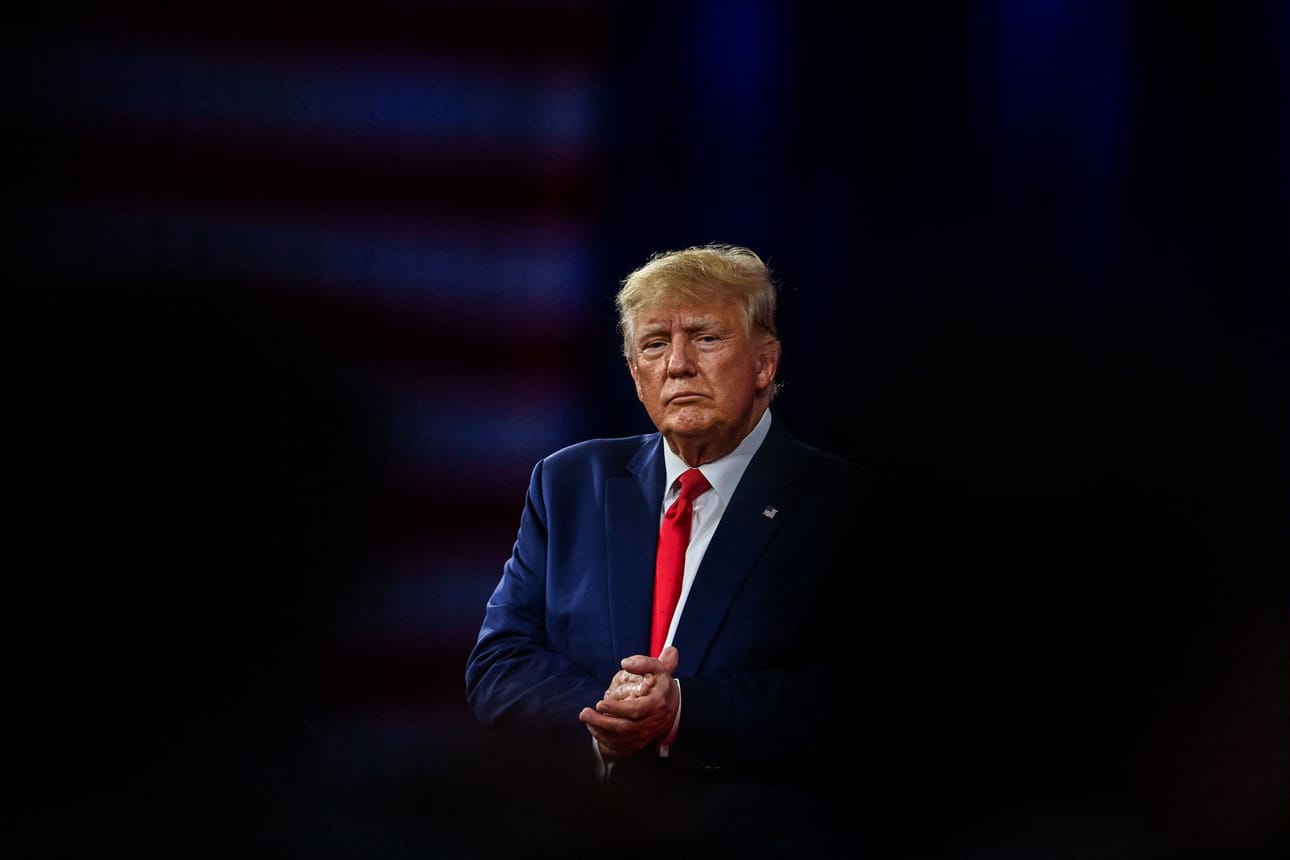 Yhdysvaltain entinen presidentti Donald Trump on syytteessä kolmessa rikostutkinnassa, mutta hänen suosionsa ei ole kärsinyt uskollisimman kannattajakunnan keskuudessa. LEHTIKUVA/AFP