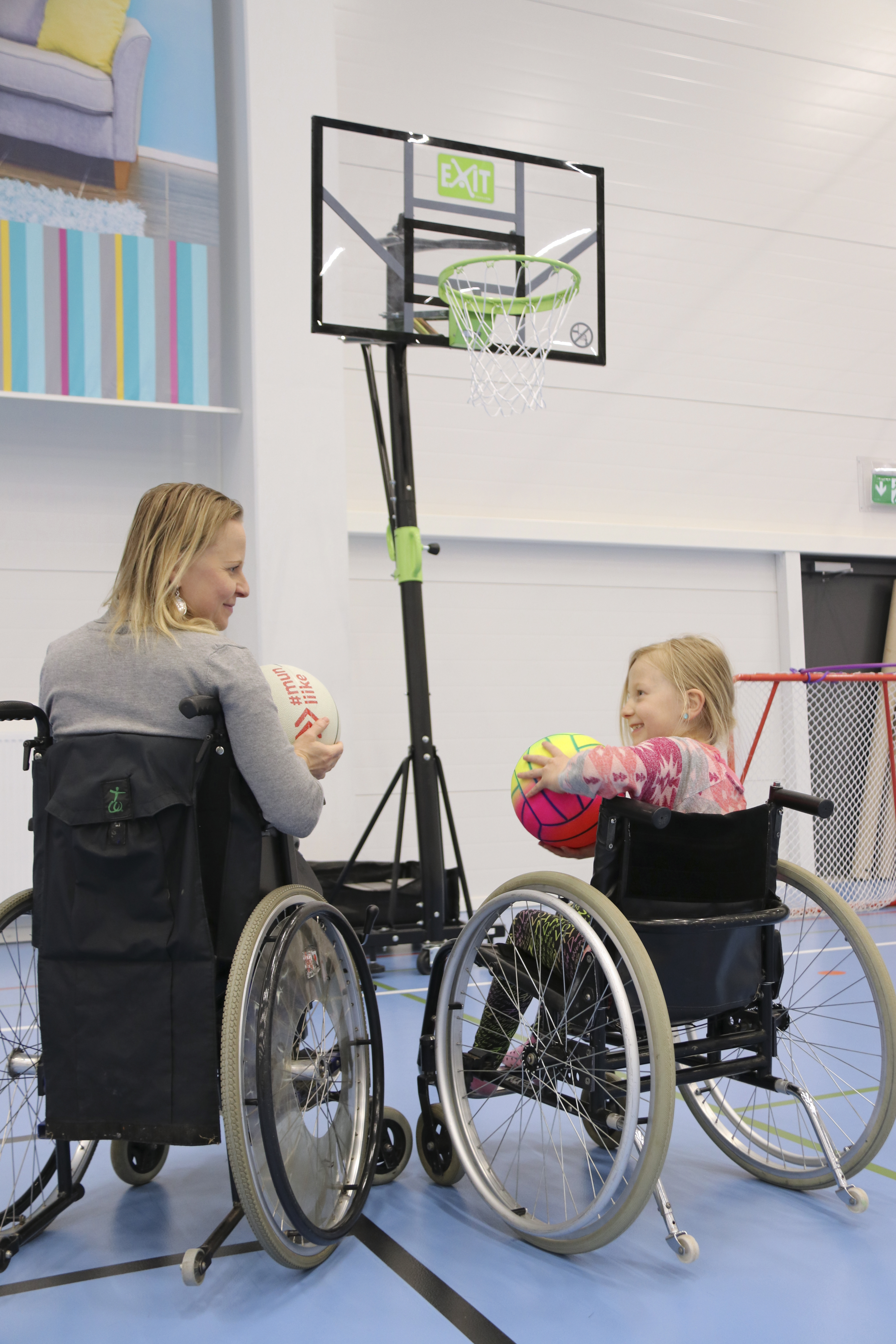Suvi Tikkanen (vasemmalla) ja Iita kokeilivat tapahtumassa monenlaisia liikunnallisia juttuja. Iitan mukaan kädet väsyivät nopeasti, kun koripalloa heitti pyörätuolista.