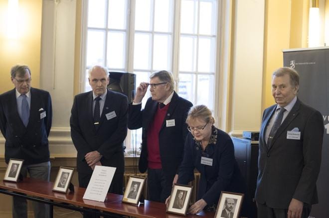 Vaasassa pidetyssä historiaseminaarissa oli mukana lukuisia itsenäisyyssenaattoreiden jälkeläisiä. Kuvassa vasemmalta Matti Arajärvi, Yrjö Castrén, Carl-Johan Frey, Kaarina Reenkola sekä Aarre Pehkonen. KUVAT: MINNA ANTILA