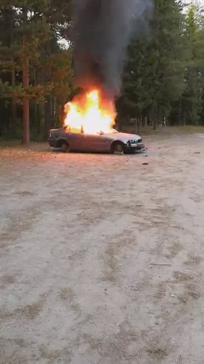Auto tuhoutui tulipalossa Rajakylässä