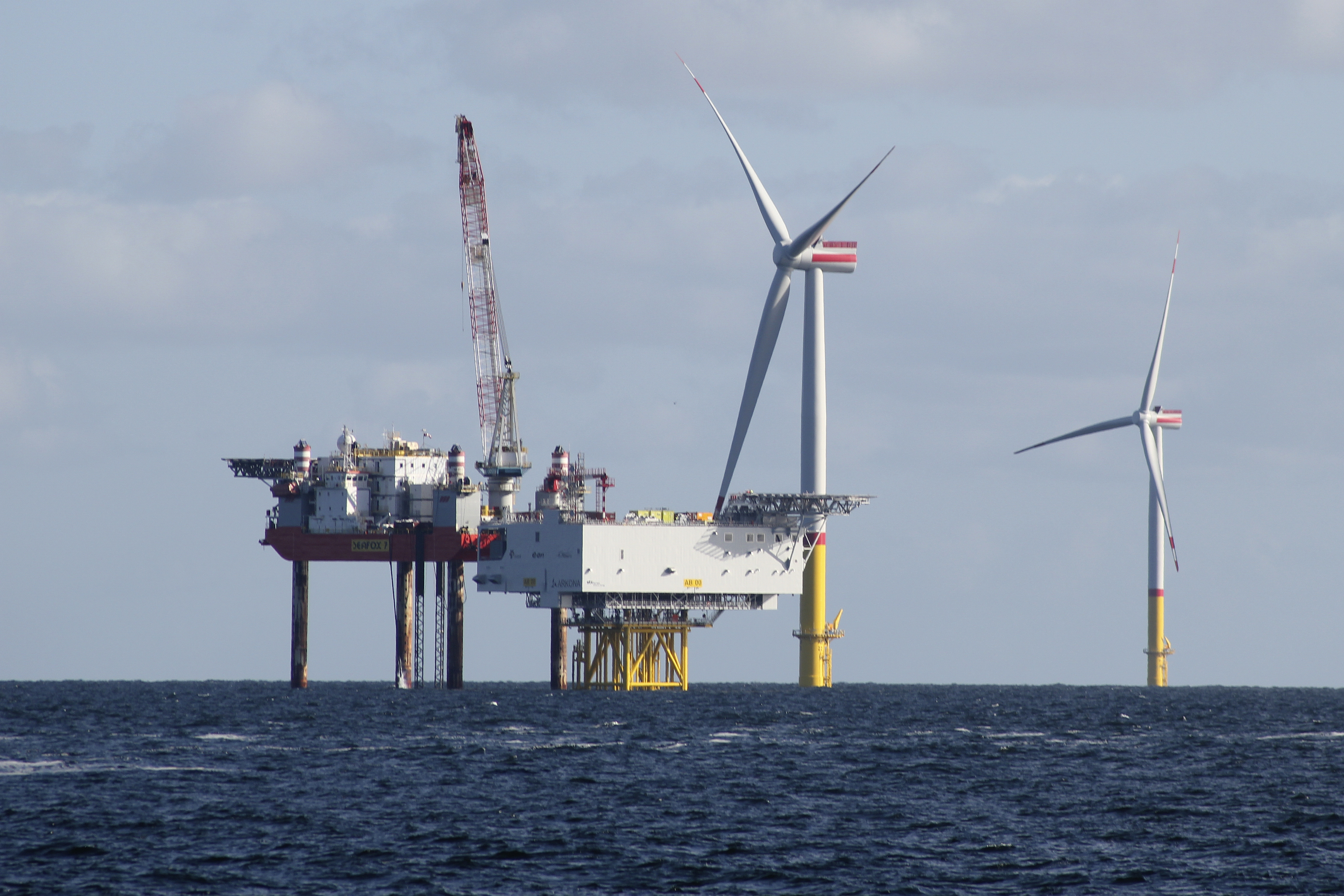 Muutama vuosi sitten otetussa valokuvassa rakennetaan merituulivoimalaa Saksan pohjoisrannikolle Rügenin saaren lähettyville.