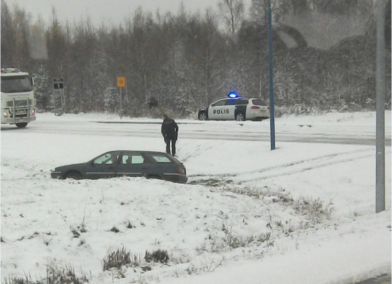 Näin ojaan liukasteltiin torstaina Kaakkurissa.