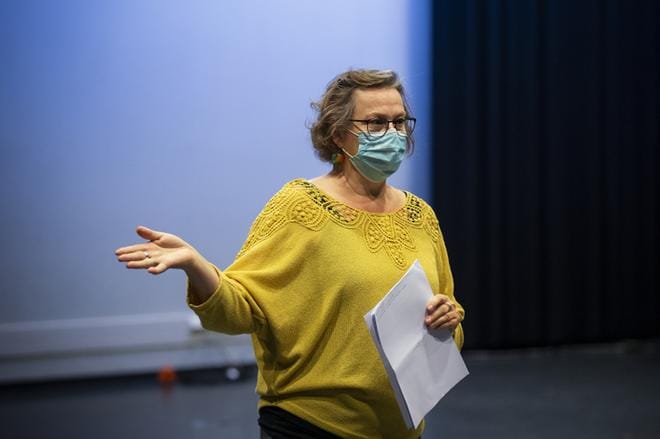 Kulttuurisuunnittelija Leena Nyqvistiä työllistää nyt peruuntuneen Taiteiden yön jälkihoito. Tapahtuman eteen ehdittiin uurastaa jo lukuisia kulissien takaisia työtunteja. KUVA: JARNO PELLINEN