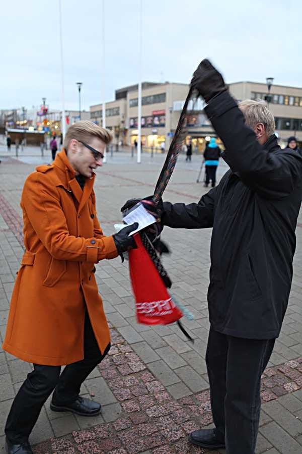 Kaj Kostiander jakoi kirpparilta hankittuja kravatteja leikattavaksi.