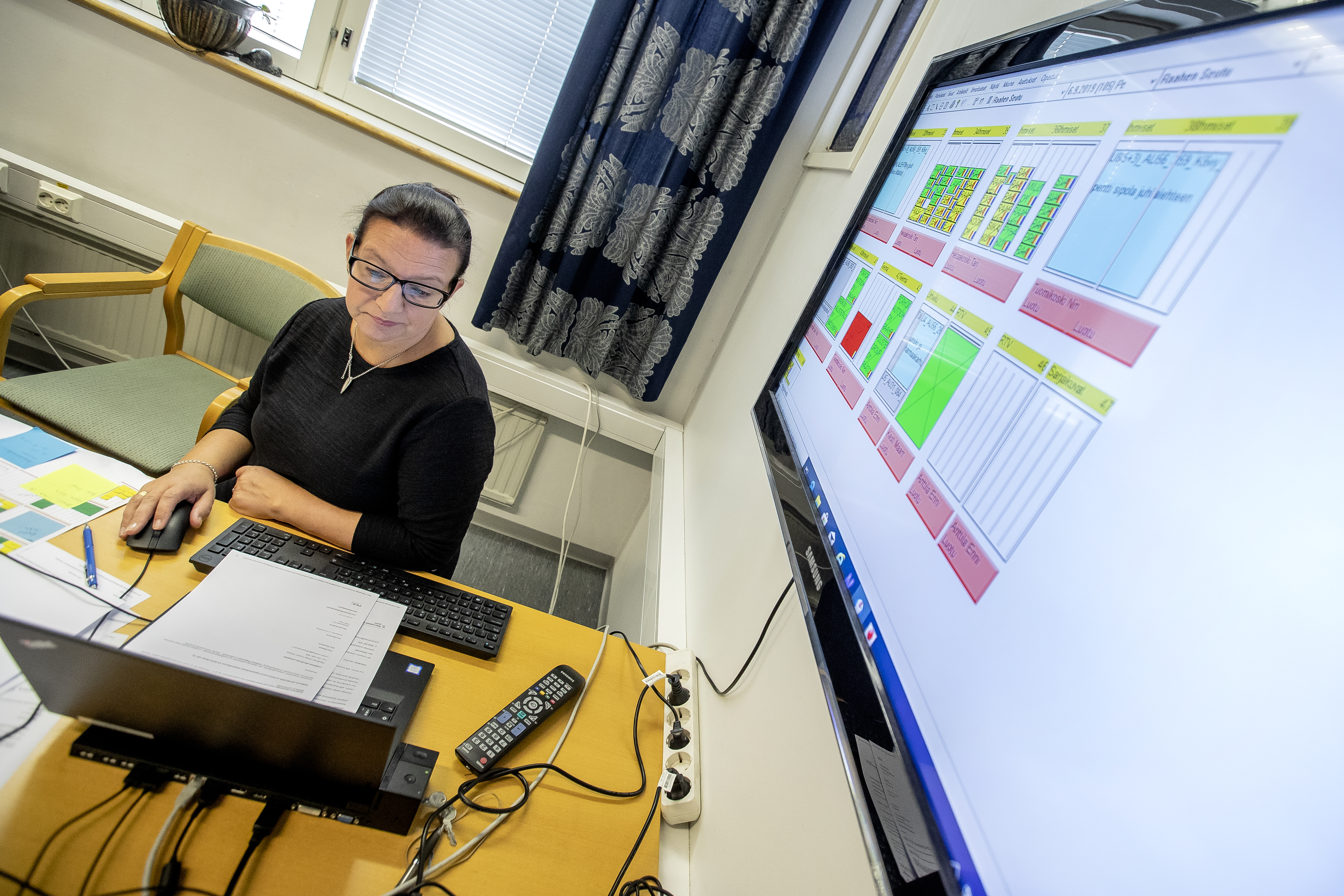 Päätoimittaja Nina Tuomikoski suunnittelee lehteä ja jakaa juttutiloja samalla, kun pitää toimituksen aamupalaverin.