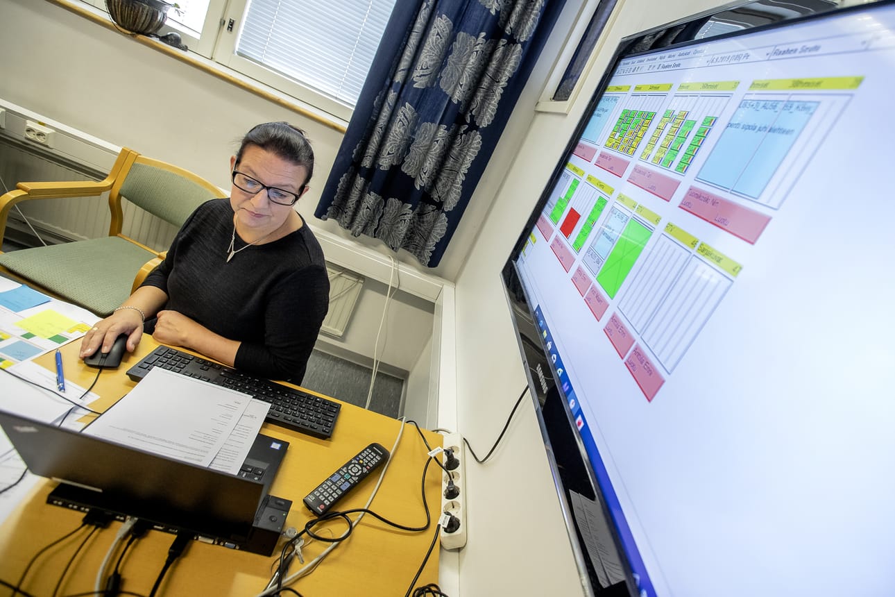 Päätoimittaja Nina Tuomikoski suunnittelee lehteä ja jakaa juttutiloja samalla, kun pitää toimituksen aamupalaverin.
