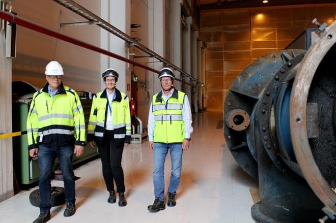 Jari Grönvall (vas.), Heli Nevala ja Petri Hurri Karhusaaren voimalaitoksen turbiinisalissa. Valtavaa salia ei ainakaan toistaiseksi pureta, koska sen uskotaan soveltuvan uudelle yritystoiminnalle. KUVAT: LOTTA KALLIO