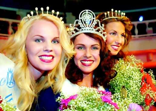 Lumijokinen Henna Ylilauri (vas.) valittin Miss Suomen toiseksi perintöprinsessaksi. Keskellä Miss Suomi Mira Salo ja takana ensimmäinen perintöprinsessa Krista Järvinen.