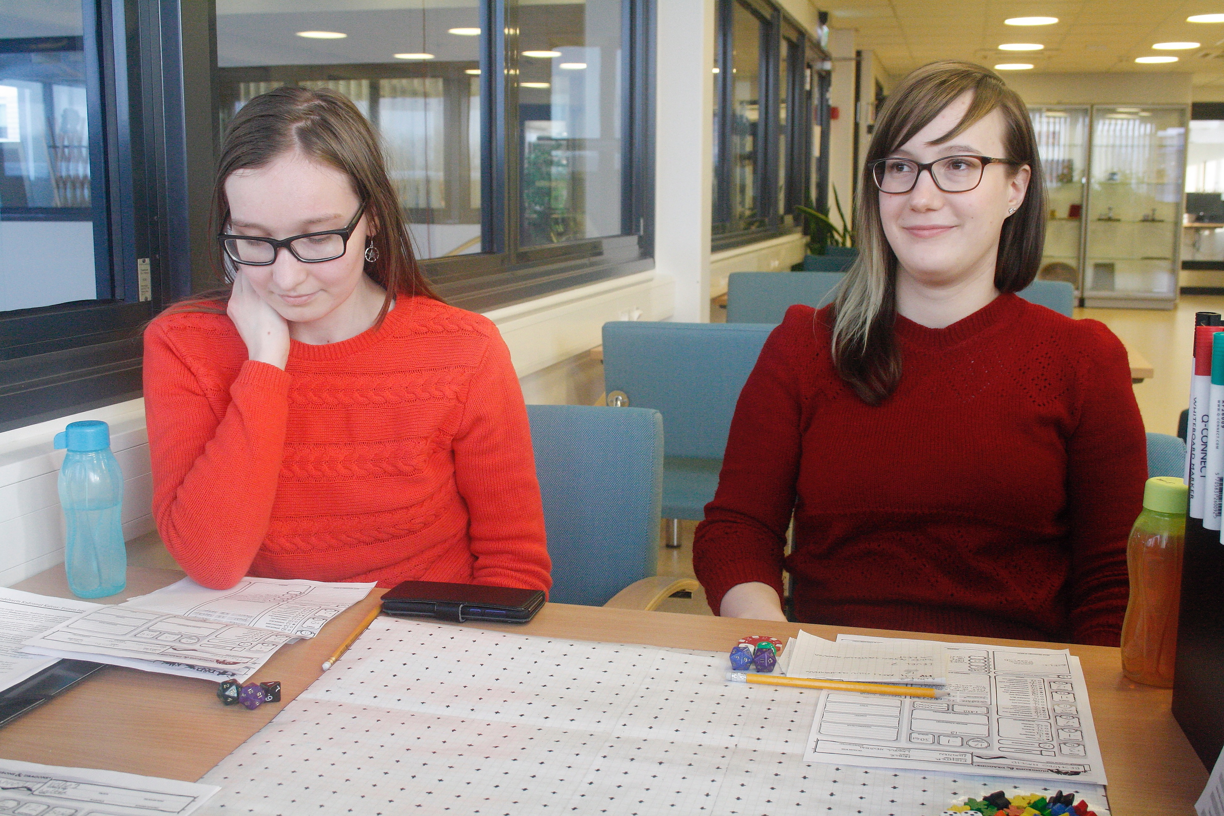Amanda Pokka ja Anni Huhtala keskittyvät pohtimaan, mitä heidän roolihahmonsa tekisi seuraavaksi Dungeons and Dragons -roolipelissä.
