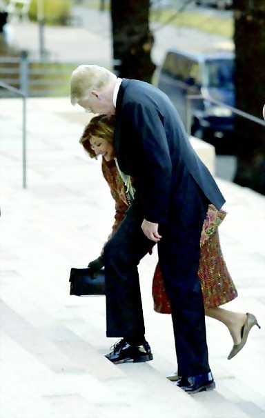 Hupsis. Islannin presidentinOlafur Ragnar Grimssonin morsian Dorrit Moussaieffotti portaissa kompuroinnin huumorin kannalta